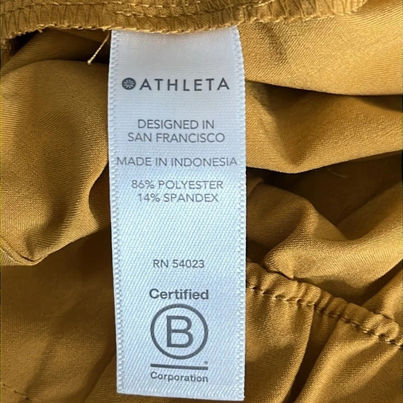 Athleta Skyline Short II in Tuscan Gold - Size 6 - Picture 5 of 7